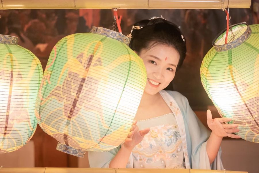 寒诺在明亮的灯笼间微笑
