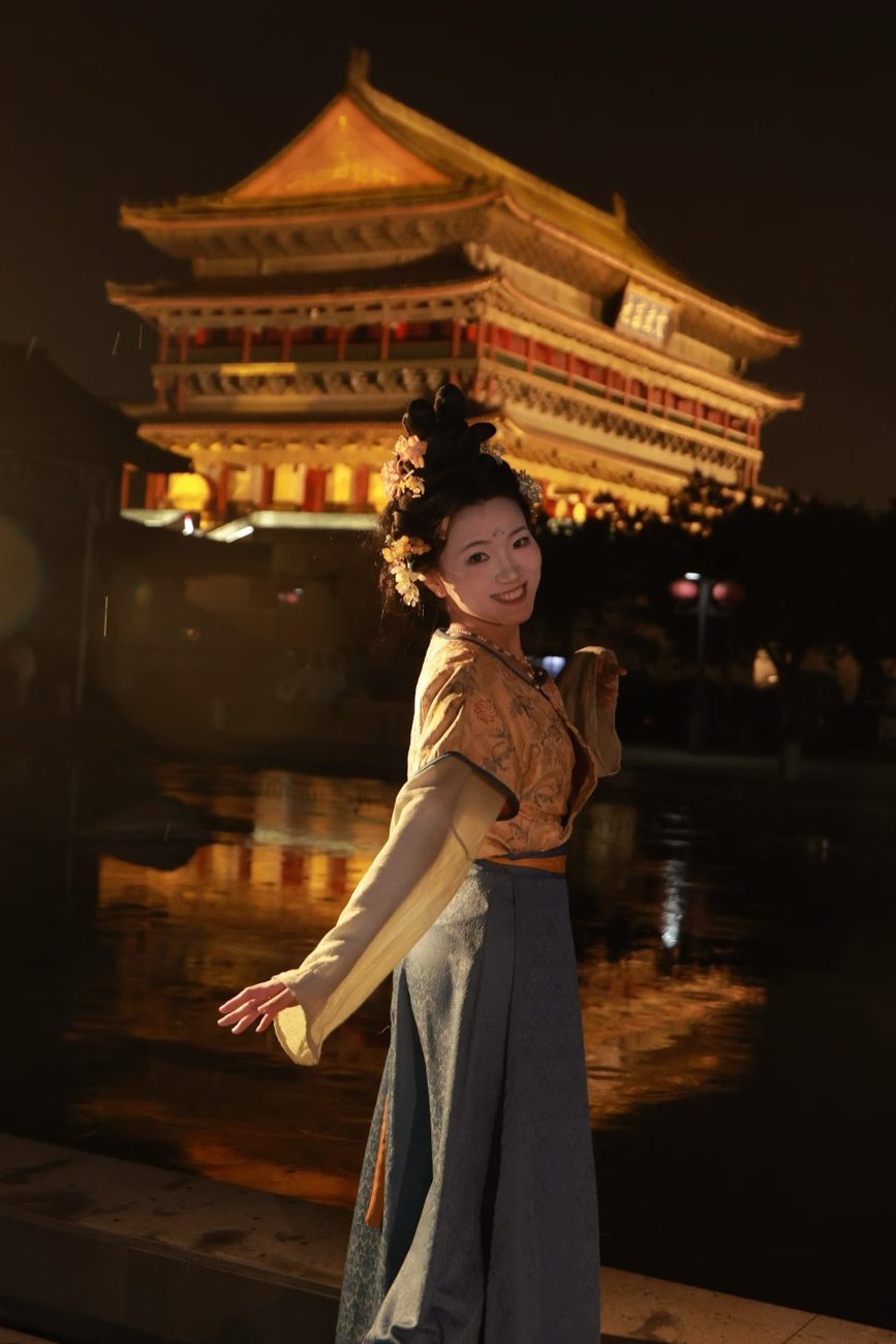 寒诺在金色灯火前微笑回眸